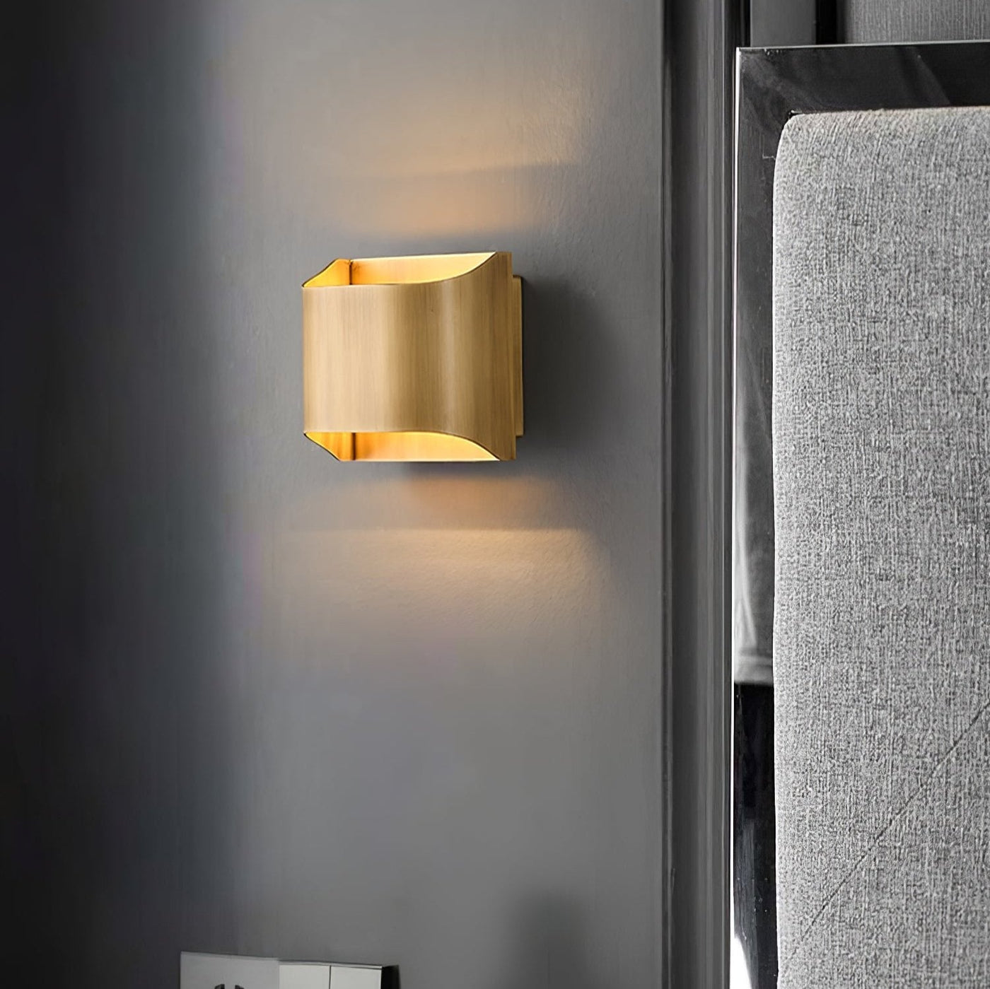 BrassAura | Elegant Modern Curved LED Wall Sconce Light Fixture 4