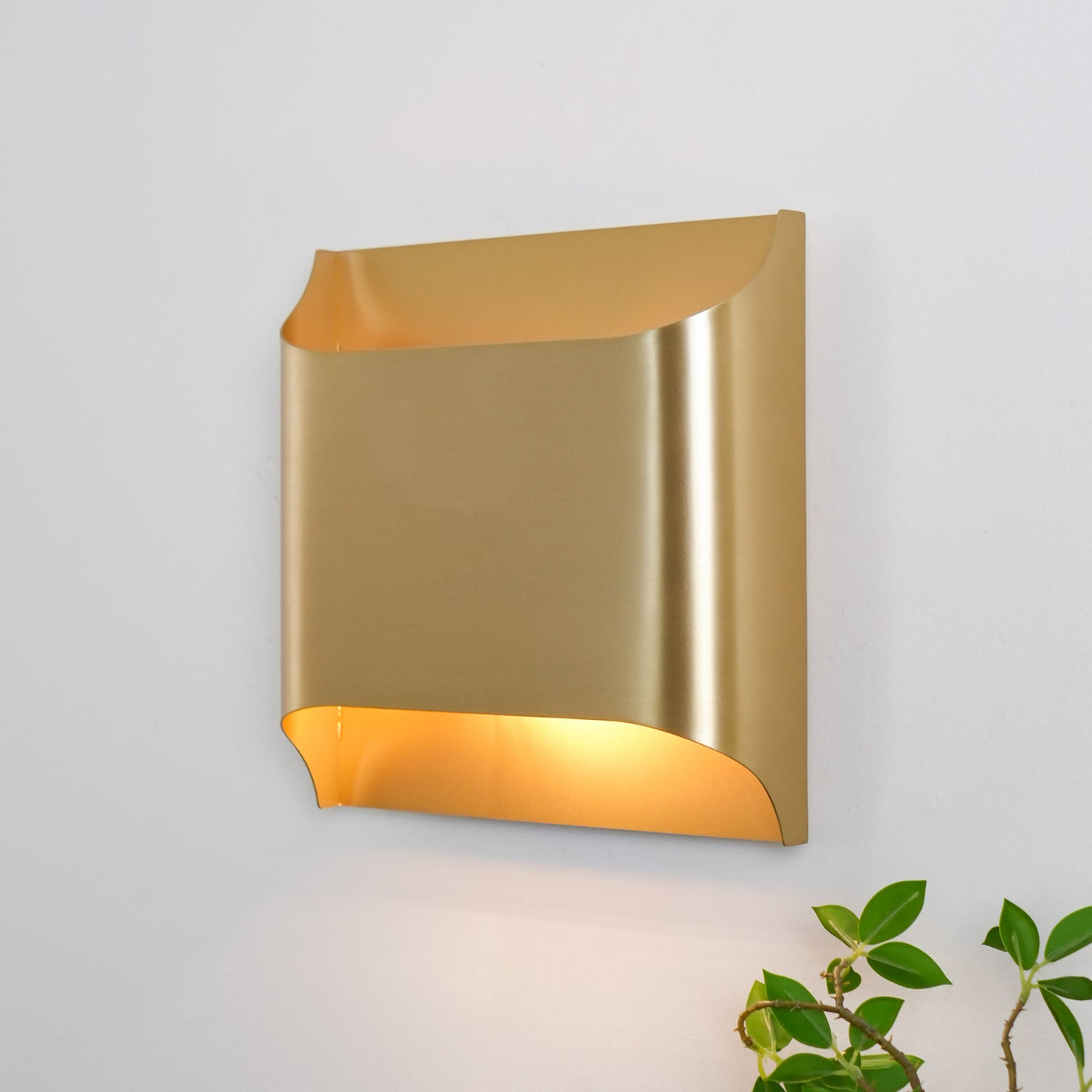 BrassAura | Elegant Modern Curved LED Wall Sconce Light Fixture 7