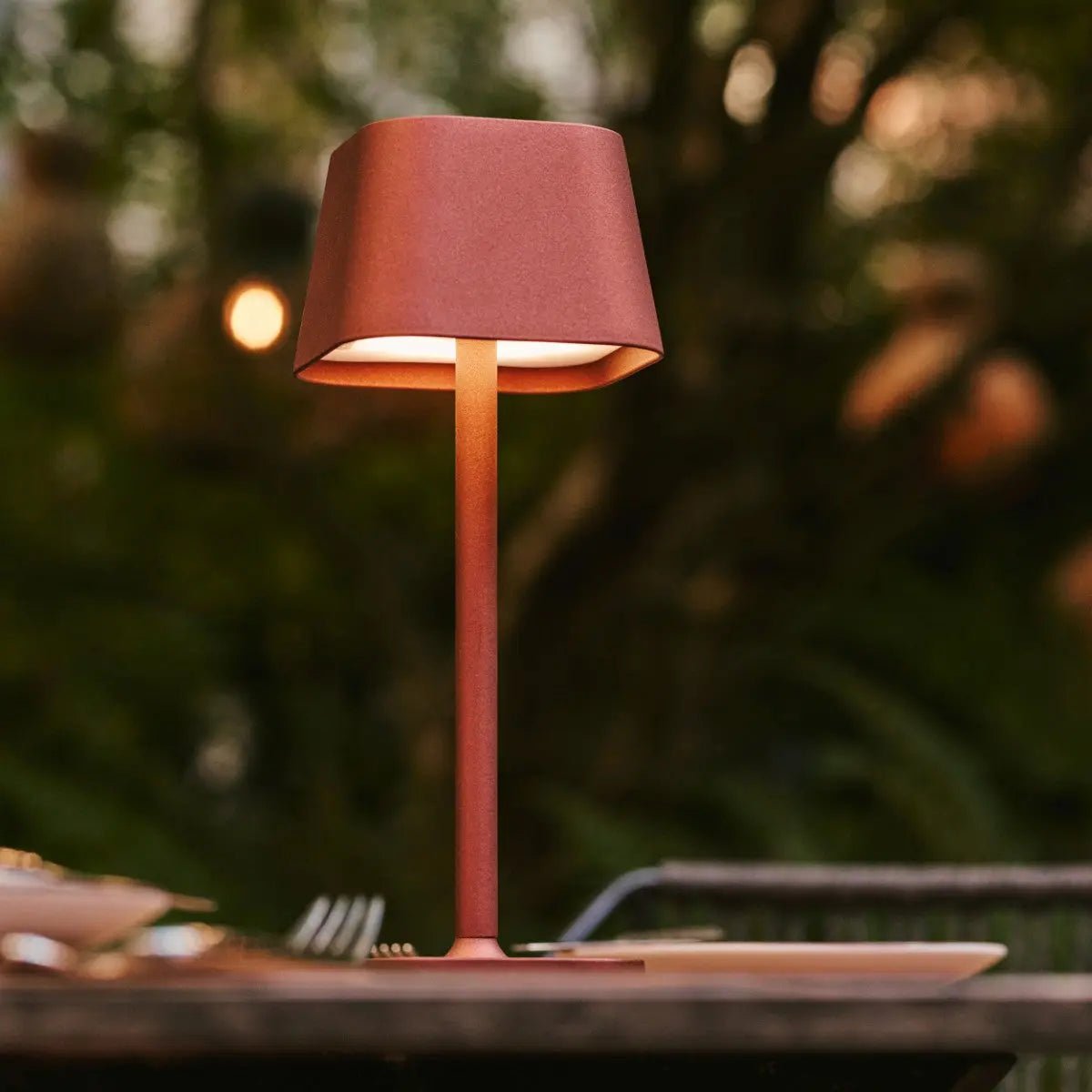 Cordless Bronze Table Lamp with USB-C – image 12