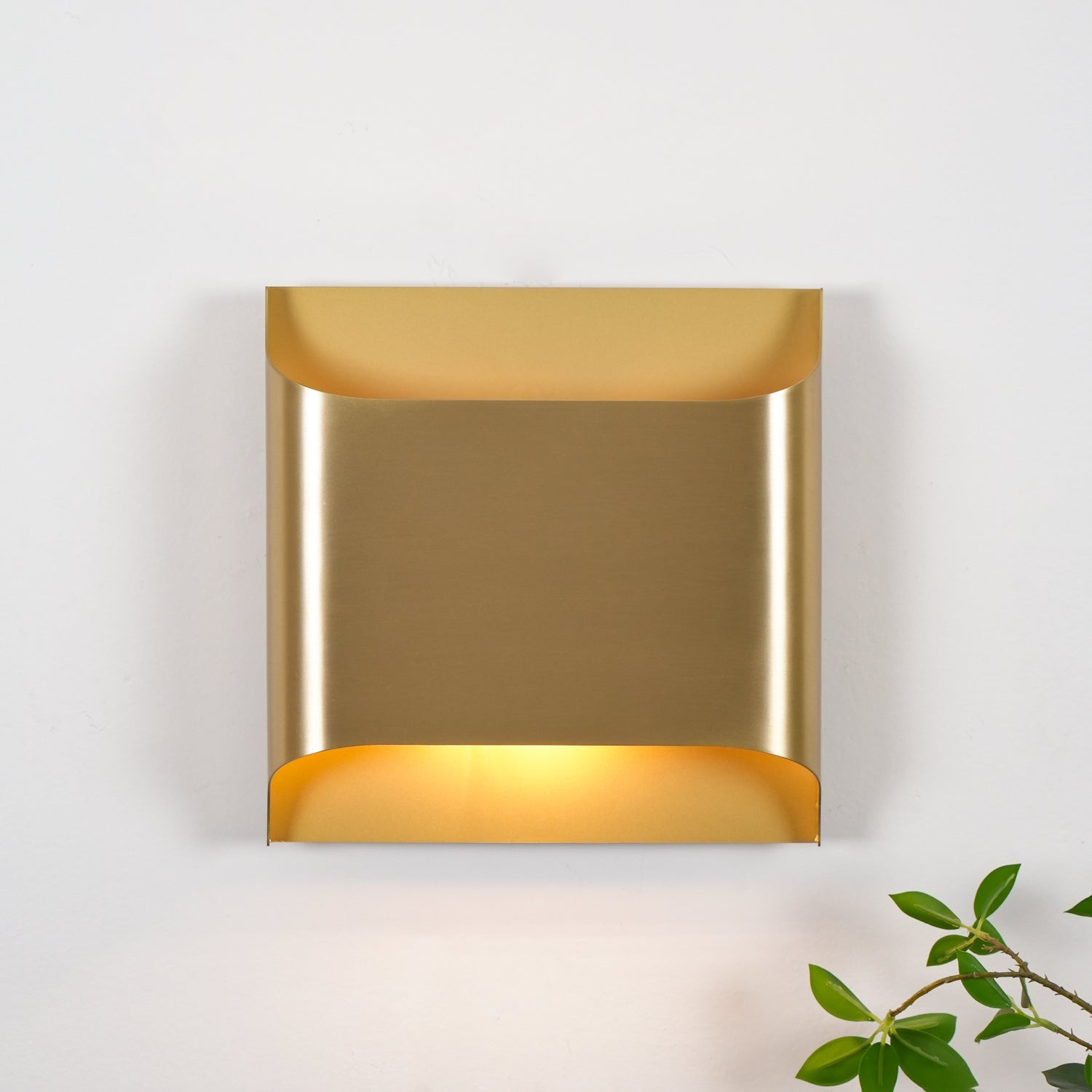 BrassAura | Elegant Modern Curved LED Wall Sconce Light Fixture 6
