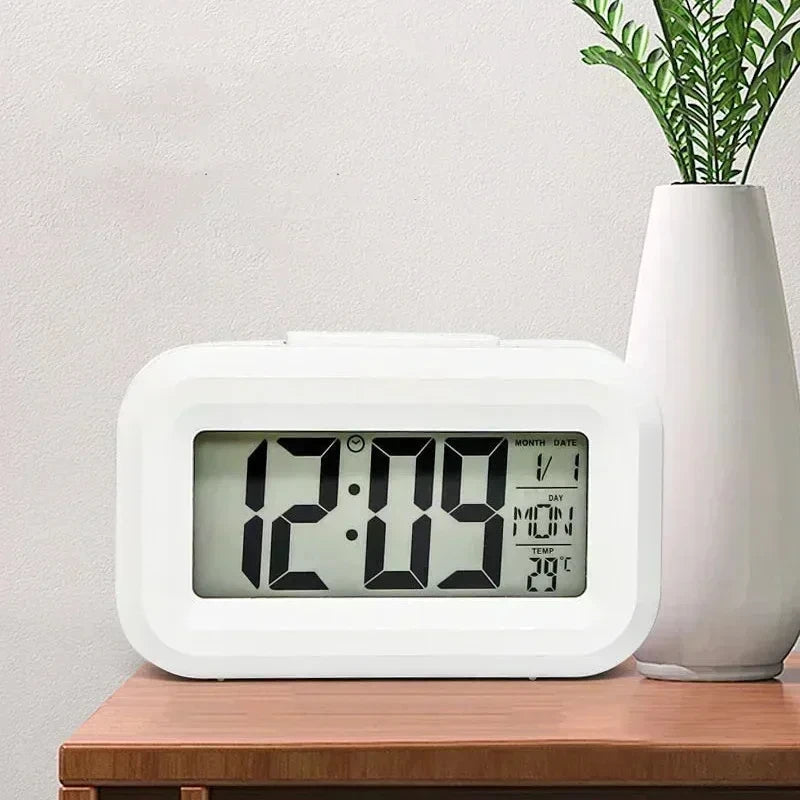 Digital Alarm Clock Battery Operated, Small Digital Clock with Day and Date, Bedside Clock with Temperature and Snooze