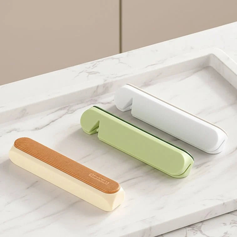 Finger Guard for Cutting, Vegetable Holder with Clamping Prongs, Onion Holder, Kitchen Gadget for Safe Slicing